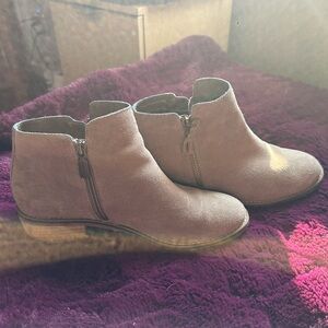 Blondo Waterprood Grey Suede Booties (size 9M)